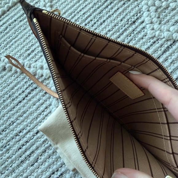 Louis Vuitton Neverfull MM Monogram Beige Interior - Picture 16 of 16